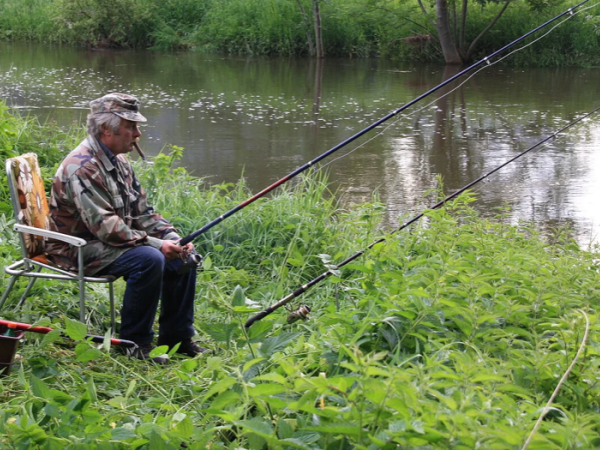 Angler an der Altmühl sitzend