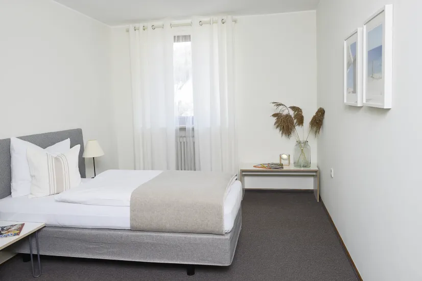 komfortables Bett im Einbett-Zimmer