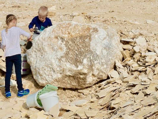 zwei Kinder im Steinbruch auf der Suche nach Fossilien