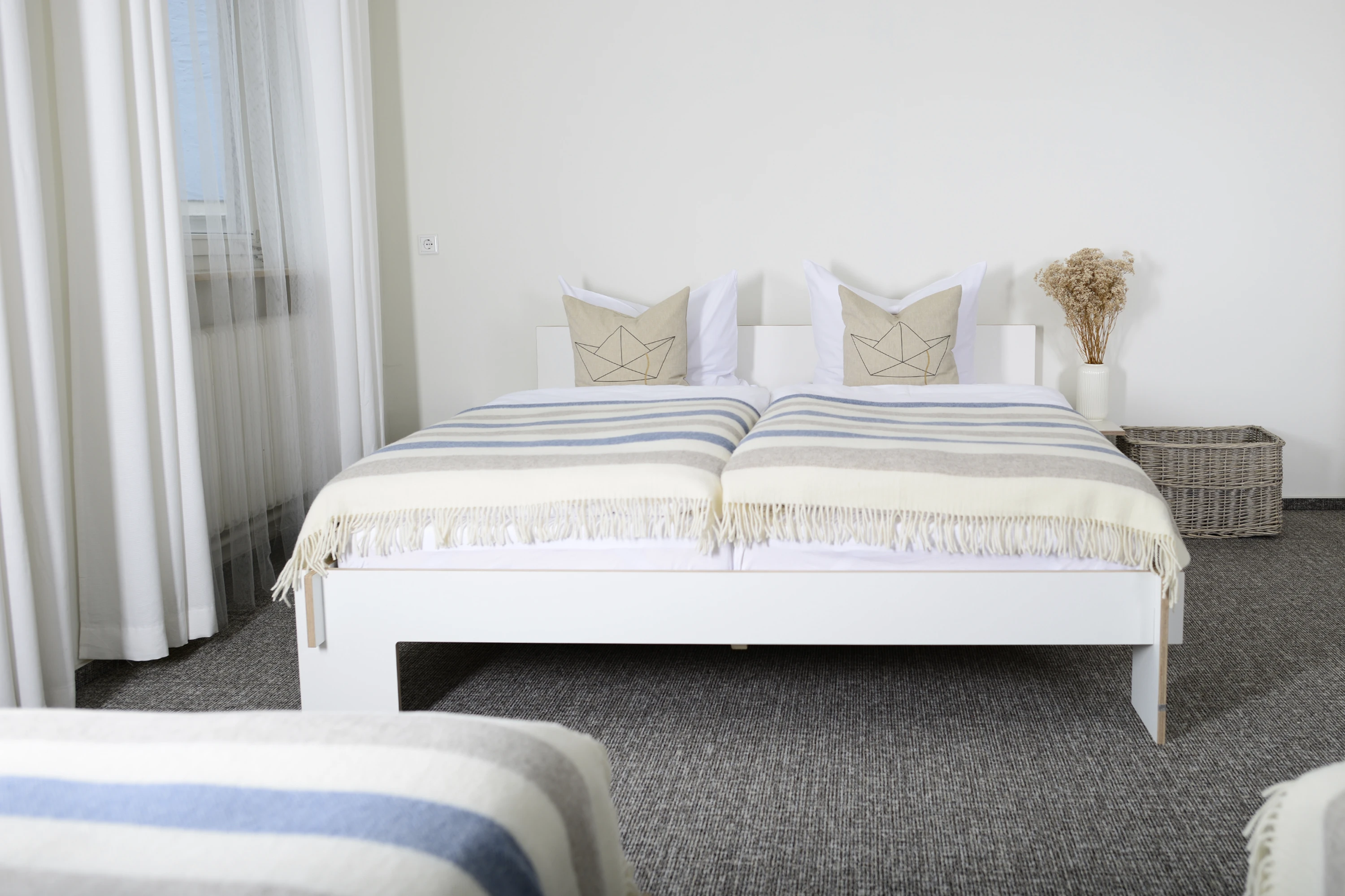 Blick auf das Doppelbett im Familien-Zimmer